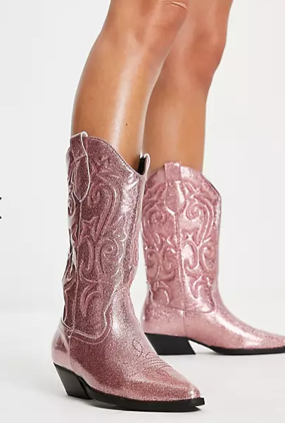 Botas de purpurina en color rosa de Asos: 63,99 euros.