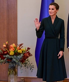 Imagen secundaria 2 - La Reina ha elegido un vestido abrigo que ya estrenó en color verde botella, con complementos en negro. 