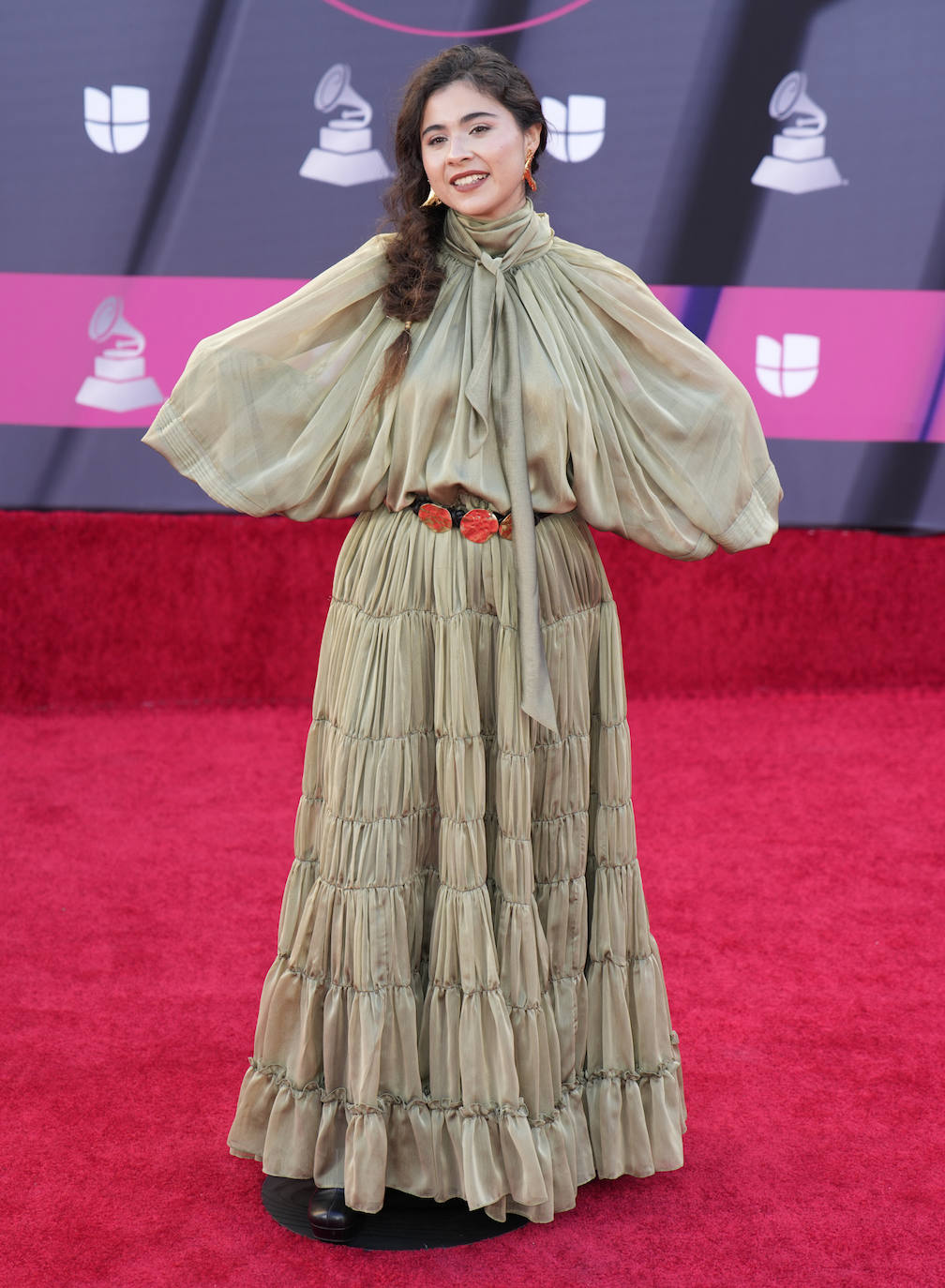 Silvana Estrada con un vestido de estilo folk de Carlos Pineda. 
