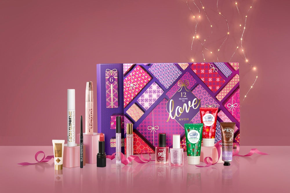 Calendario de adviento de Avon (39,99 €). Está valorado en más de 73 €, e incluye 11 productos a tamaño completo como una barra de labios, el sérum Anew Renewal, y un producto en tamaño viaje.