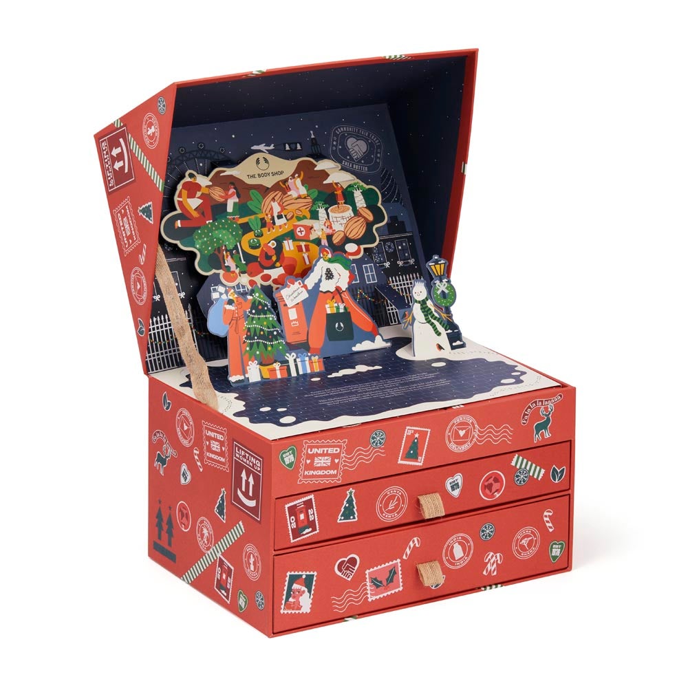 Calendario de adviento Grande Wonders de The Body Shop (89 €). Encontrarás los best-sellers de la firma como el bálsamo de mano de Karité, el stick labial de Aguacate, la manteca limpiadora de Camomila o la mascarilla purificante de carbón del Himalaya.