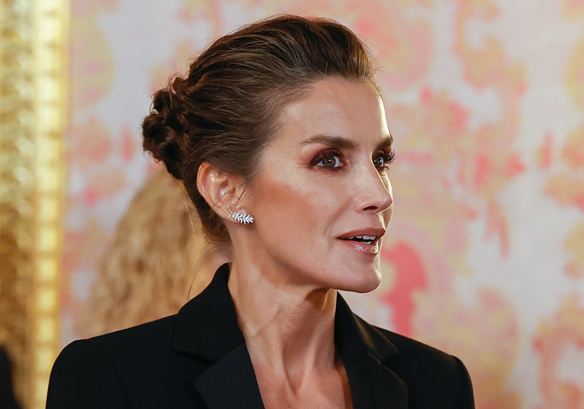 La reina Letizia con pendiente de Chanel