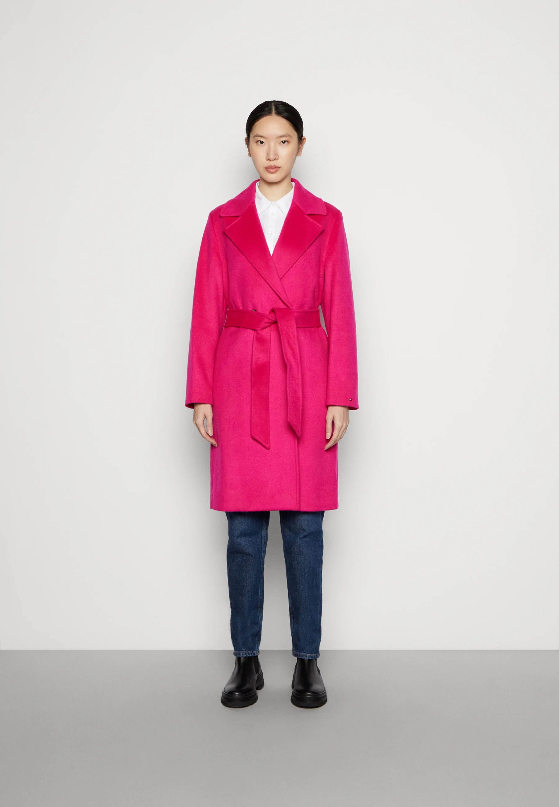 Abrigo clásico Belted Coat de Tommy Hilfiger en color magenta (349,95 €, en Zalando)