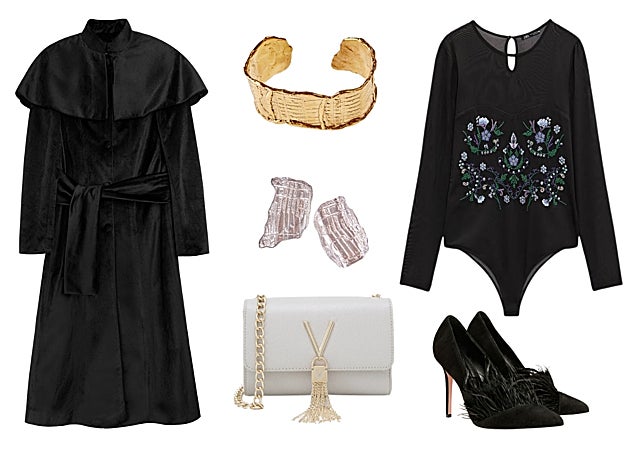 De izda. a dcha: Abrigo modelo Charly, de Vogana (210€). Brazalete Navigatio Dromos (265€) y pendientes Navigatio Pyxis (120€), de Aubarede 7. Bolso modelo Divina, de Valentino Bags (55,95€). Zapatos de salón de ante con plumas, de LiuJo (259€). Body semitransparente de cuello redondo y manga larga con bordados, de Zara (25,95€).