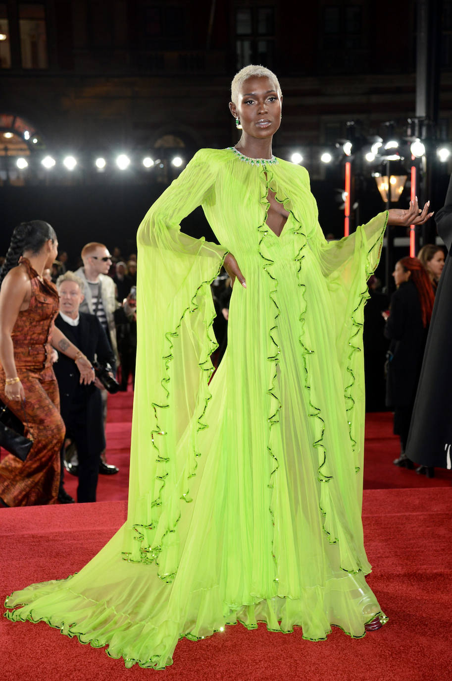 La presentadora de la gala, la actriz Jodie Turner-Smith, con un vestido flúor de Gucci.