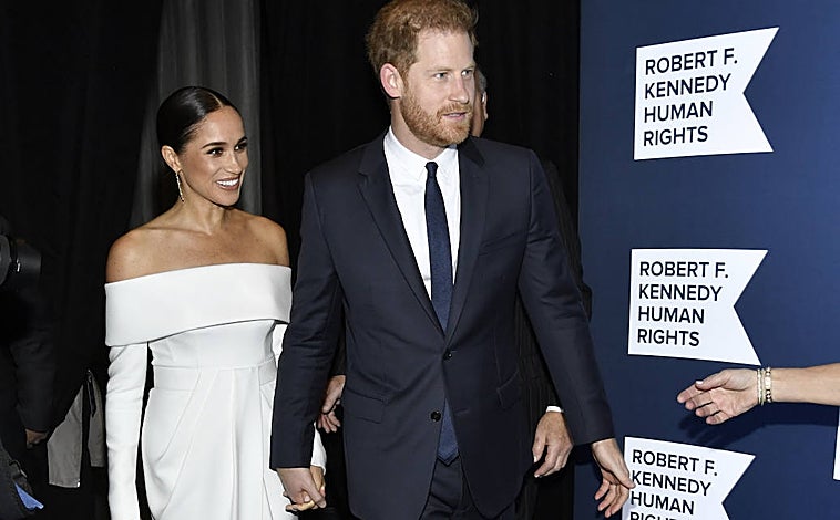 Imagen principal - La duquesa de Sussex deslumbra con un diseño a medida de Louis Vuitton que ha combinado con salones de la misma firma y clutch de Givenchy.