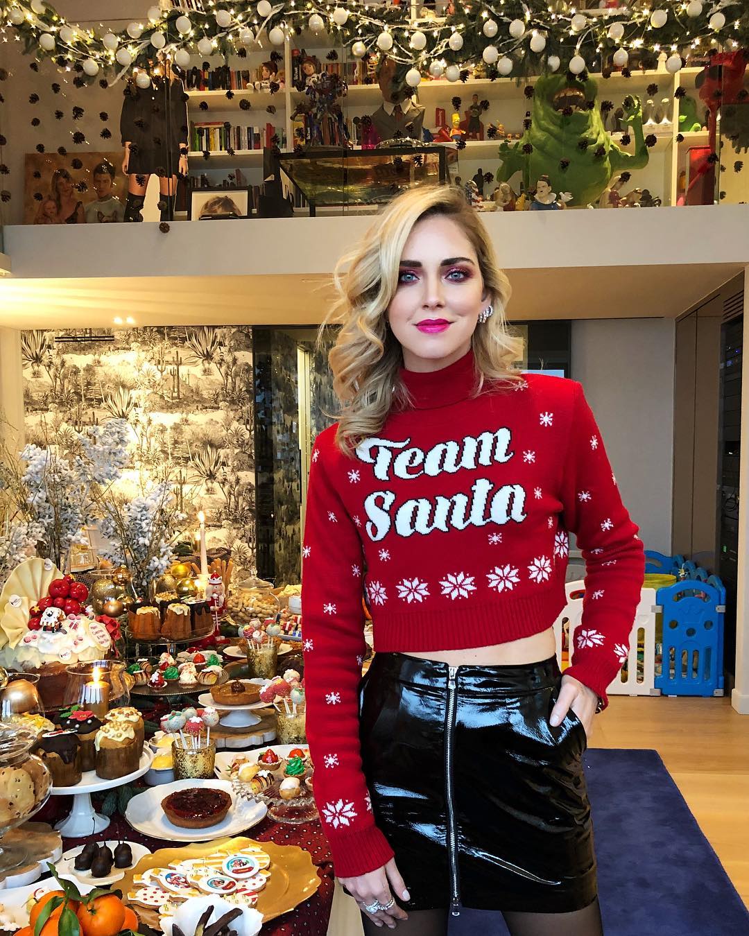Chiara Ferragni, influencer y empresaria italiana, sucumbe cada año a la tendencia 'ugly sweter'. Incluso en su firma Chiarra Ferragni Brand se ha dejado ver disponible esta prenda. 