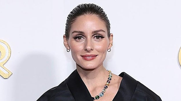 El eyeliner gráfico que luce Olivia Palermo es un look muy original y tendencia para las cejas de Navidad.