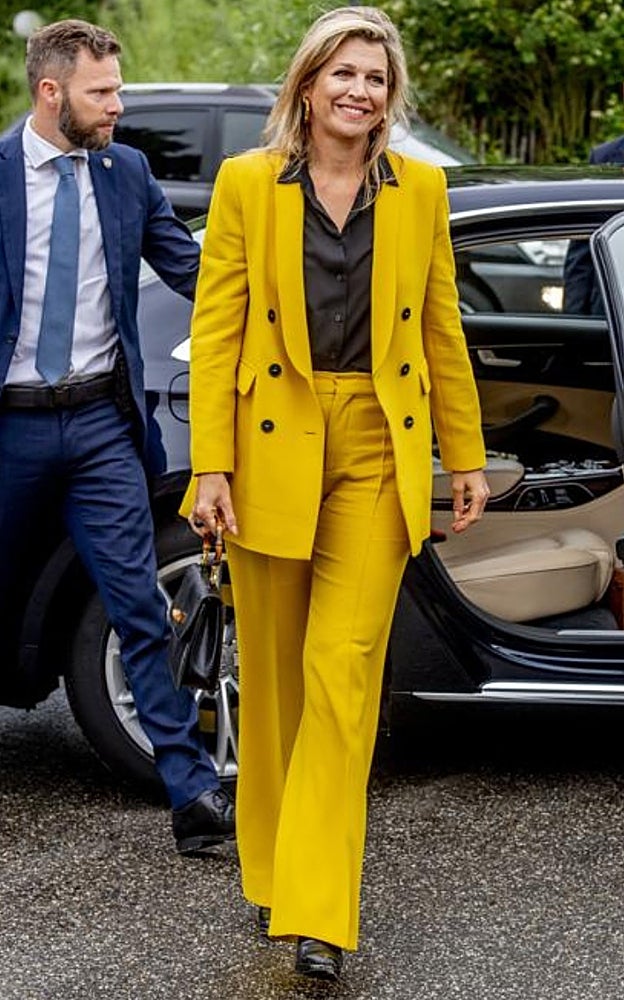Máxima de Holanda pone la nota de color a los días más grises con sus trajes.