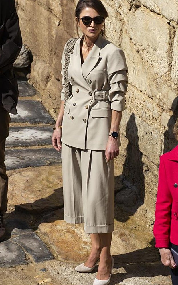 En el armario de Rania de Jordania nunca faltan las saharianas.