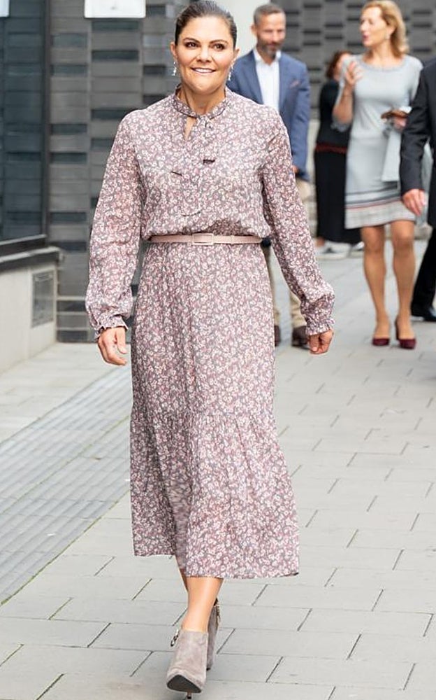 Para Victoria de Suecia, los vestidos de flores no fallan.