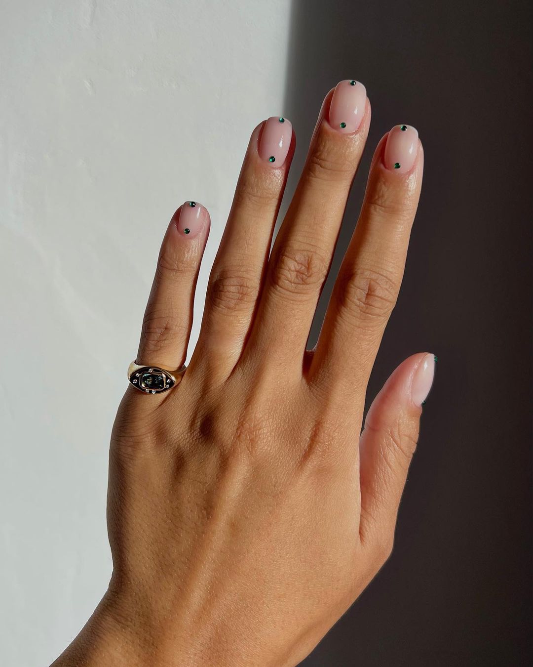 Otra propuesta sencilla, elegnate, pero diferente es esta manicura, con strass en color verde.