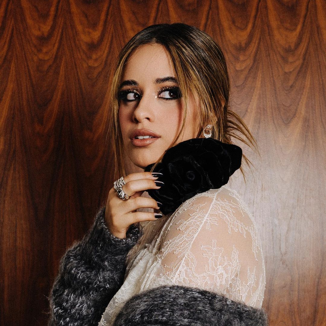 La manicura bicolor de Camila Cabello, elaborado por el manicurista Tom Backik, es una buena inspiración para estas fiestas de navidad. 