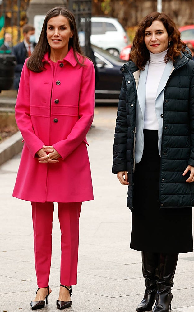 La reina Letizia con un look fucsia, ideal para ponerle color a los días grises del invierno.