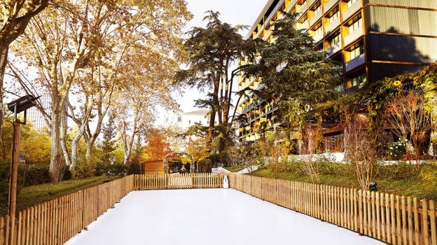 El renovado hotel Rosewood Villa Magna, en Castellana, estrena este año pista de hielo