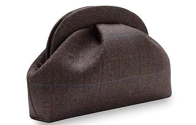 Bolso con forma semicircular confeccionado en tejido 100% lana, de Inés Martín Alcalde. Precio:150€.