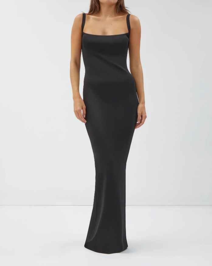 Todo un fondo de armario. El Moruga Ward es el vestido mágico de referencia cuando tienes planes. Sus sutiles detalles de puntos crean estructura y abrazan la forma de tu cuerpo. Disponible en La Galpa.