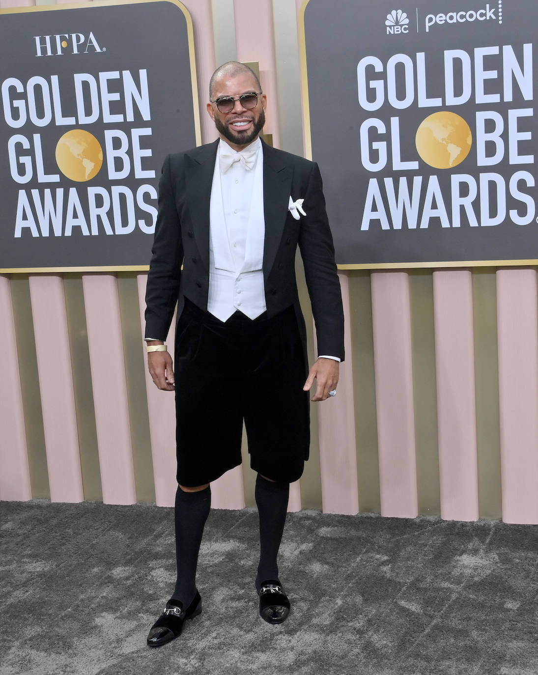 Al Reynolds posó en la alfombra roja en bermudas. 