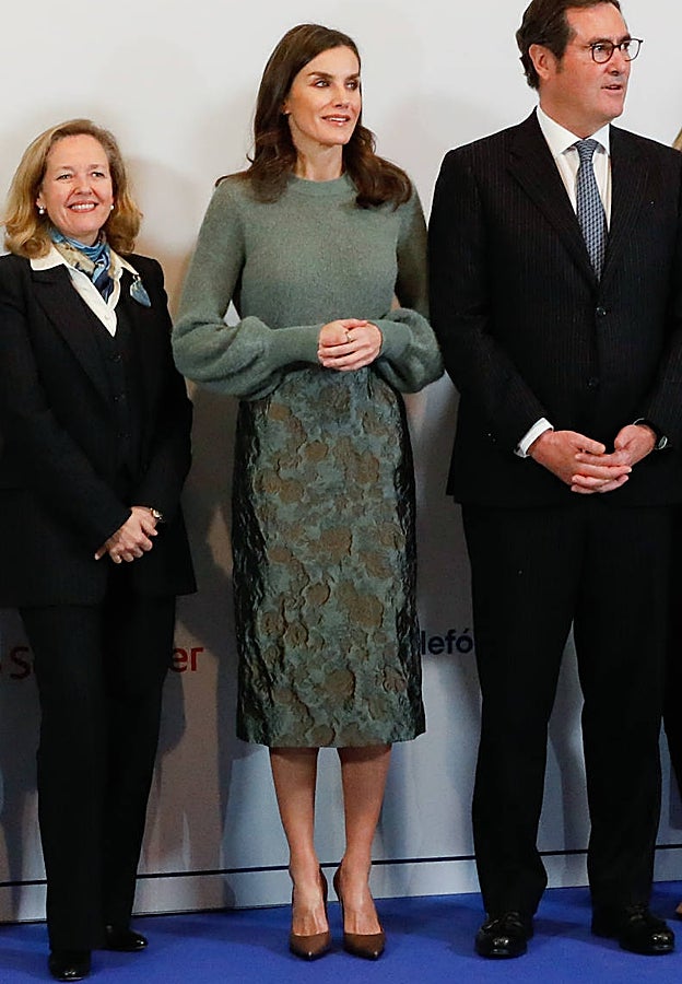 El conjunto de Is Coming, formado por falda lápiz de corte midi y jersey de lana.