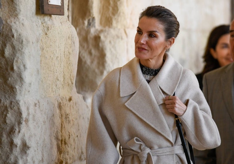 Con vestido de rebajas y nuevo abrigo: el look de la reina Letizia en Menorca