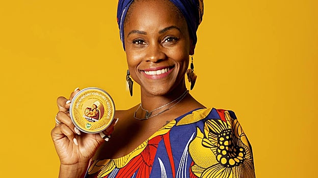 Katia Simone, fundadora de AOKlabs con el Oro Africano, su manteca de karité.