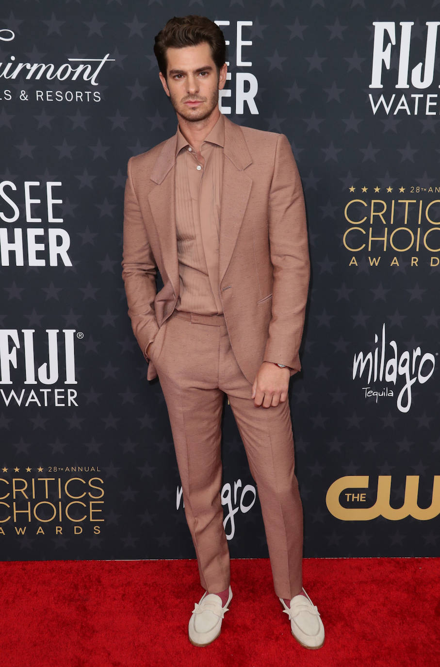Andrew Garfield volvió a elegir un original diseño, en este caso apostó por un traje y una camisa en tono marrón de Zegna y zapatos nude. 