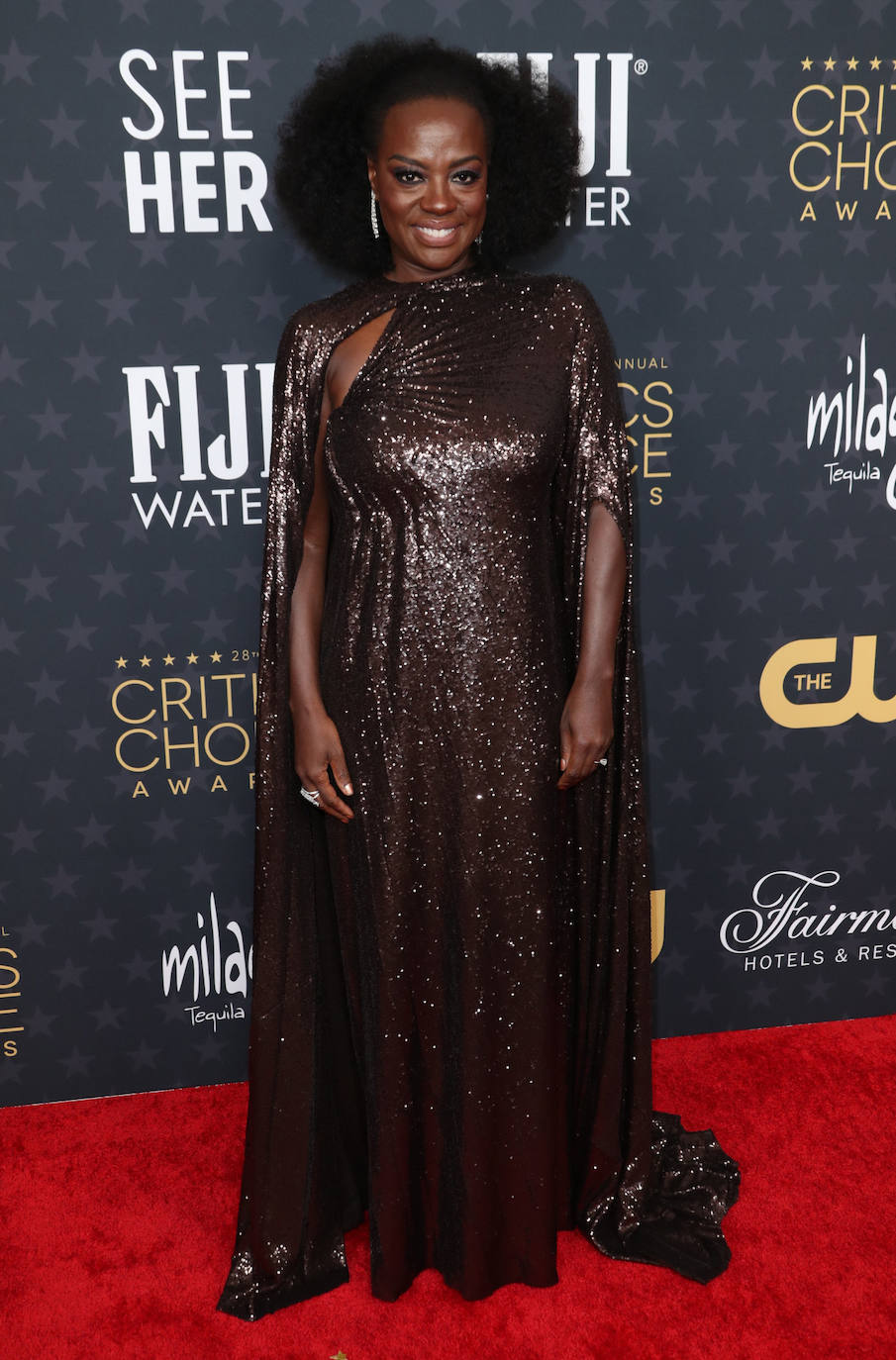 Viola Davis con vestido de paillettes marrón chocolate de Valentino.