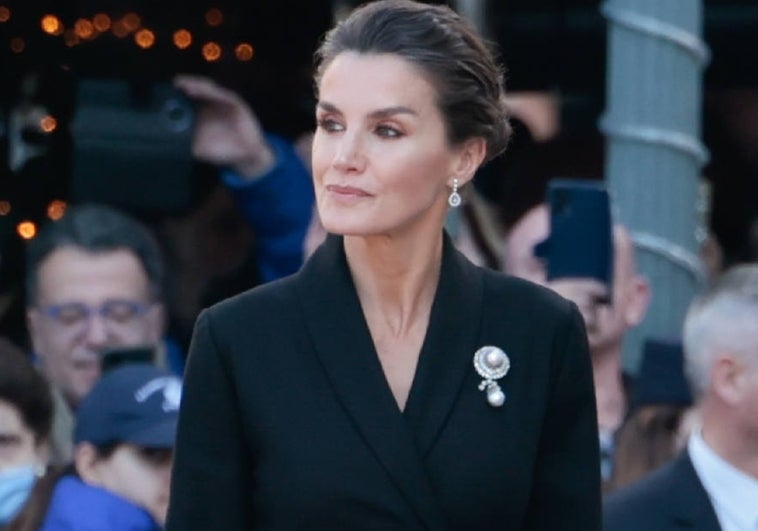 Abrigo-vestido y broche con historia: el look de la reina Letizia en el funeral de Constantino