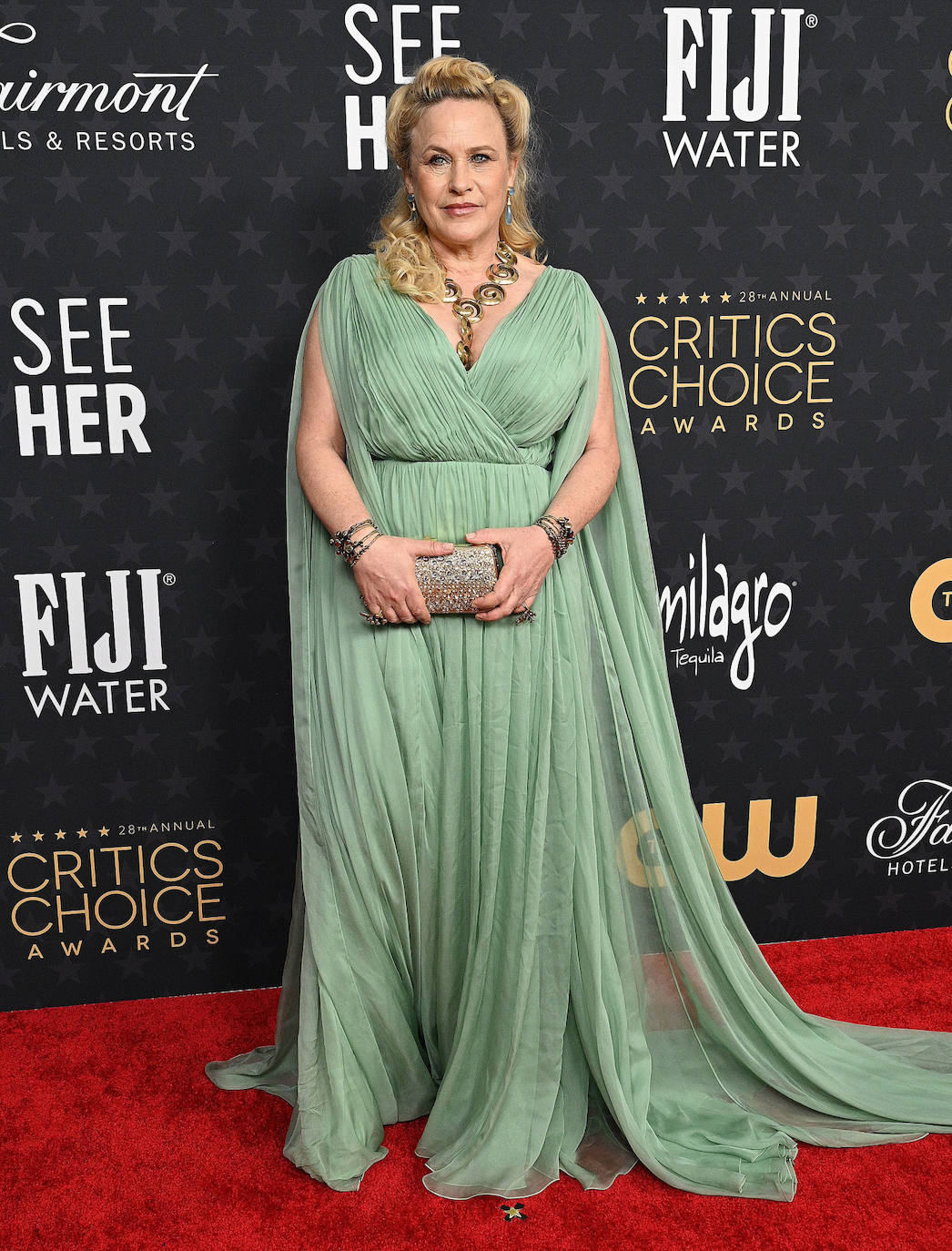 Patricia Arquette con un vestido de inspiración clásica de Valentino en verde agua. 