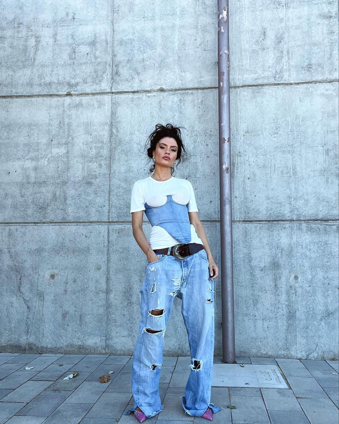 La influencer Ángela Rozas se caracteriza por tener en su vestidor piezas imposibles de llevar y que, en cambio, ella luce a la perfección. En esta ocasión lleva un corpiño vaquero con vaqueros de talle bajo, rotos y desgastados. Todo un acierto.