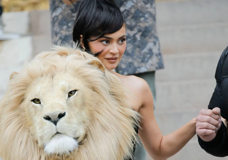 Kylie Jenner en la Semana de la moda de París con un peculiar diseño de Shiaparelli que incluye la cabeza de un león.