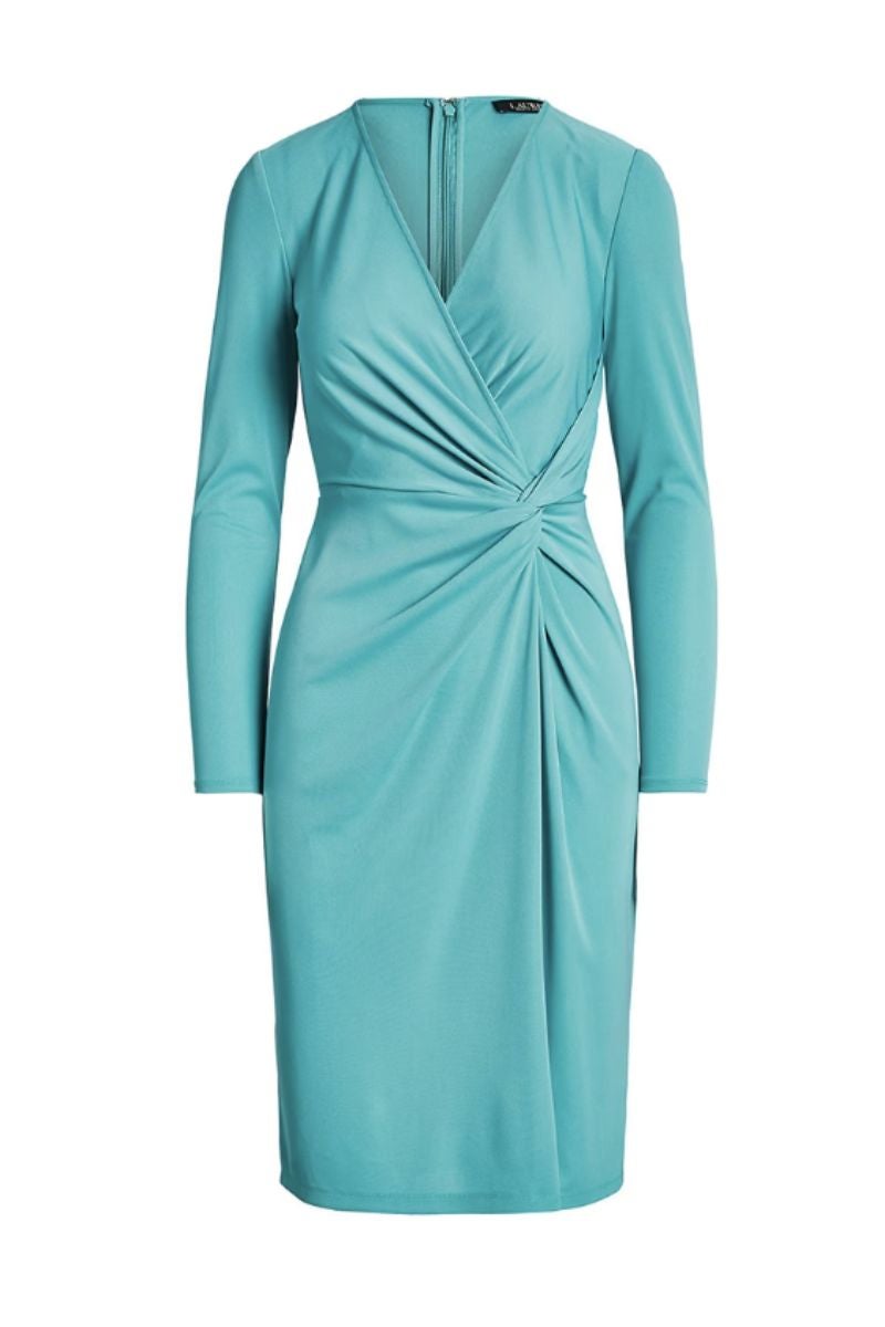 Las amates del color que quieran salir de la típica paleta cromática asociada al invierno verán en este vestido de Ralph Lauren un recurso fresco, divertido y elegante. Una pieza de punto elástico con escote en uve, manga francesa y un fruncido debajo del pecho con el que afinar la figura. Precio: 199 €.