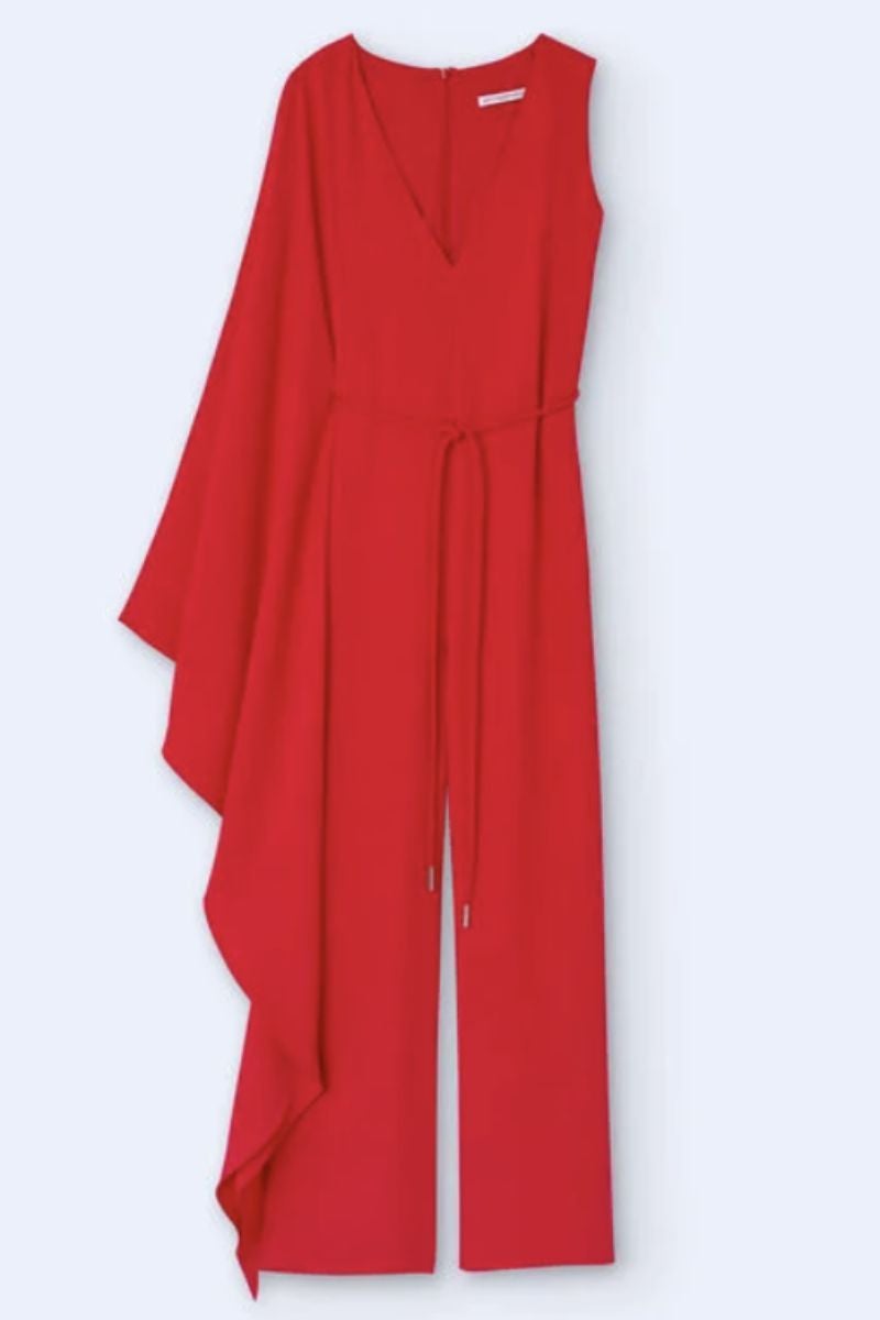 Mono asimétrico de Adolfo Domínguez en color rojo compuesto por un pantalón palazzo y escote en uve con una manga asimétrica que le confiere un acabado muy elegante. Perfecto para lucir con recogidos y unos pendientes XXL. Precio: 349€.
