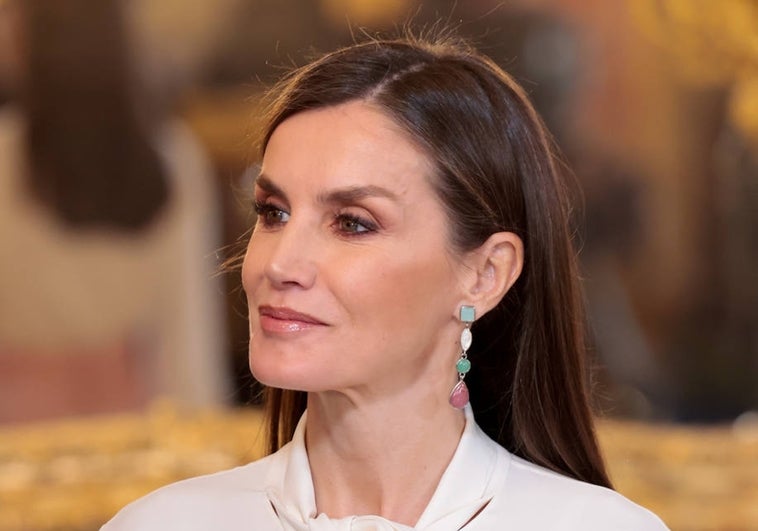 La reina Letizia elige un romántico conjunto de falda larga rosa y blusa blanca en la recepción al Cuerpo Diplomático