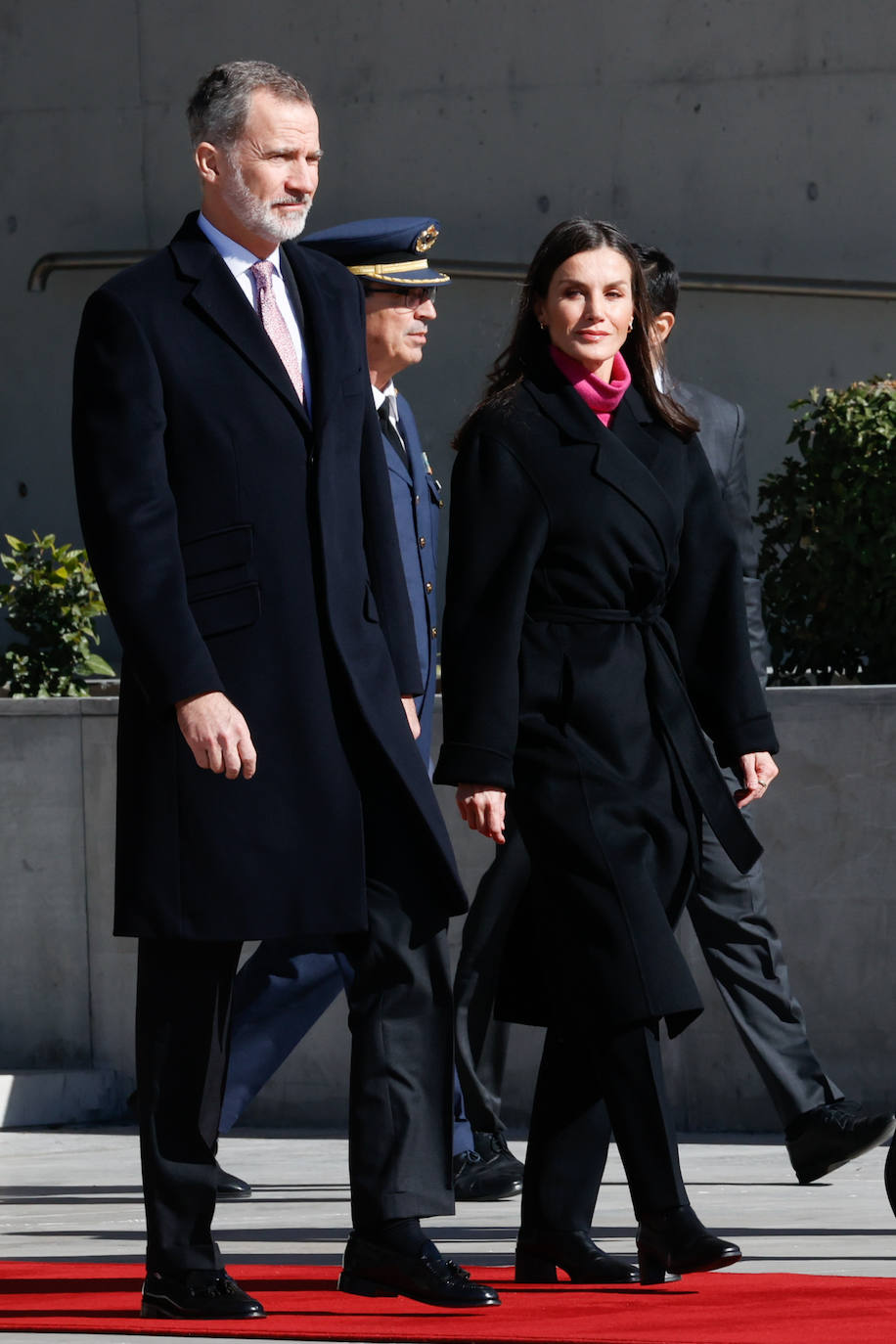 El lunes 6 de febrero los reyes viajaron a Ángola. Doña Letizia elegía un estilismo cómodo y abrigado para hacer frente a las bajas temperaturas de Madrid. La reina se decantaba por un abrigo negro de Carolina Herrera. Debajo llevaba pantalones de traje estrechos negros y jersey de cuello vuelto rosa. Como calzado, unas botas de tacón cómodo.