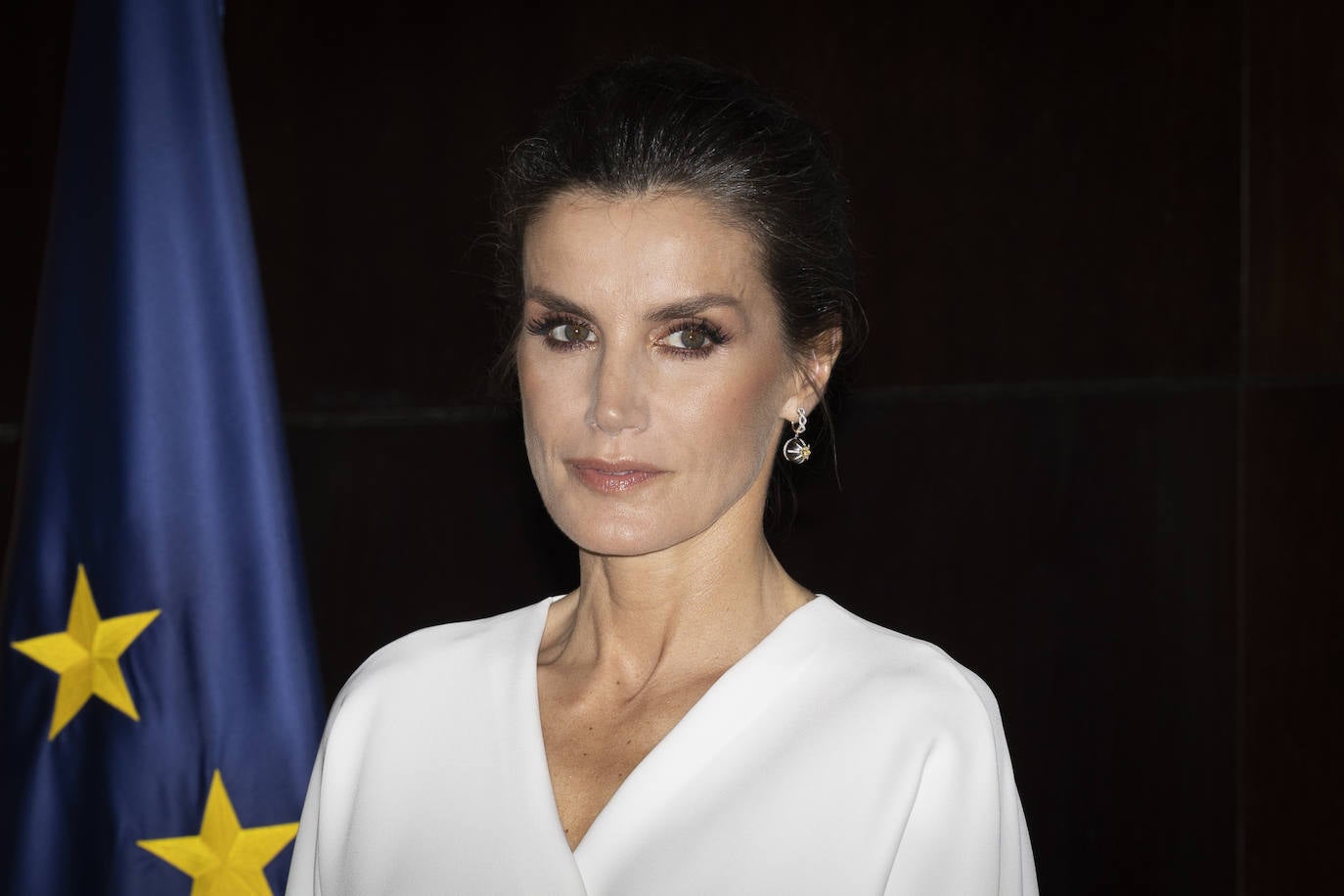 La reina recogía su melena en un bonito moño trenzado, un peinado que le gusta mucho y que elige en ocasiones especiales. Al recoger el pelo, quedaban a la vista los originales pendientes. Además, doña Letizia lucía un maquillaje más marcado, que realzaba su mirada, con lápiz de ojos negro y abundante máscara de pestañas.