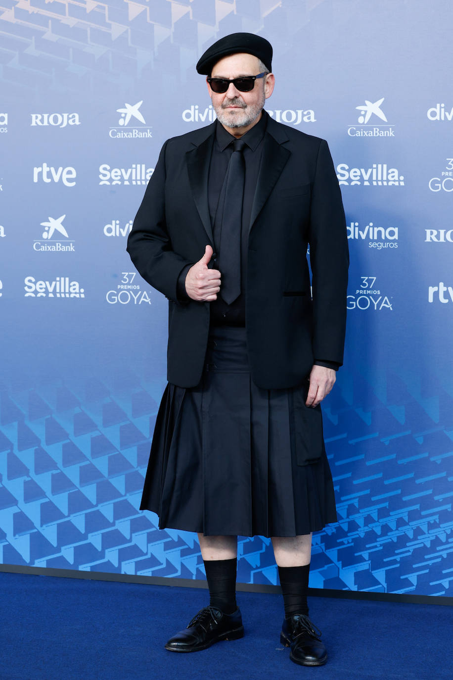 El director y guionista Alfonso Albacete se ha atrevido a posar en la alfombra roja de los Goya con falda, una tendencia que fuera de nuestras fronteras es habitual, el propio Brad Pitt la ha llevado. 