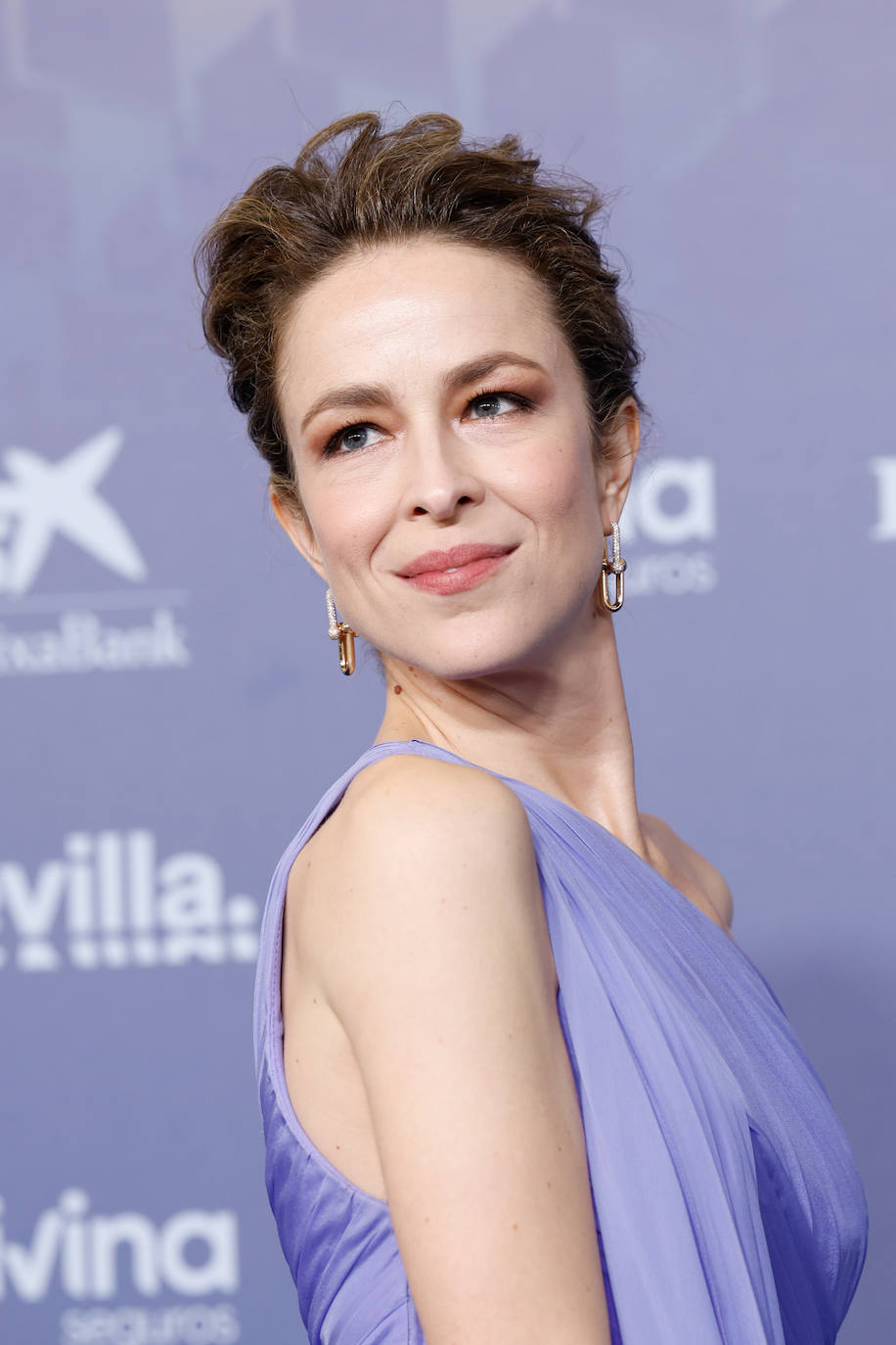 Silvia Abascal eligió un recogido con volumen en las raíces y un sencillo maquillaje  con sombras melocotón. 