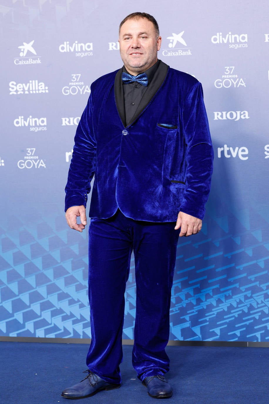 El actor Jordi Pujol Dolcet con traje de terciopelo en color azul. 