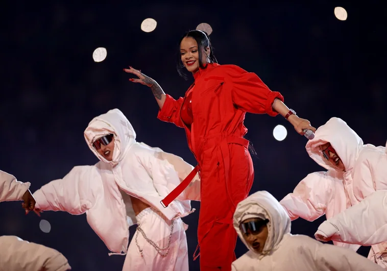 El look de Rihanna en la Super Bowl: un mono y una capa roja