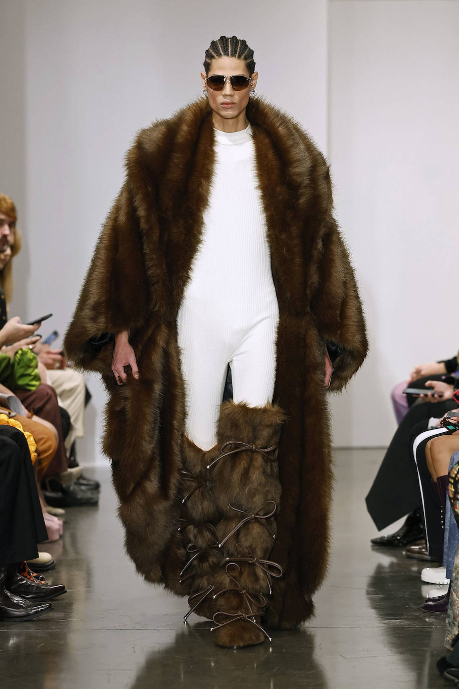 Las prendas de pelo (artificial) también están presentes en esta nueva colección. 