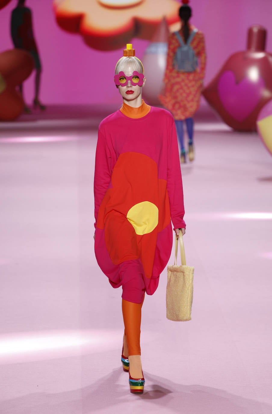 Ágatha Ruiz de la Prada Otoño/Invierno 2023/24. Los accesorios, como las divertidas gafas, han tenido un papel protagonista en el desfile. 
