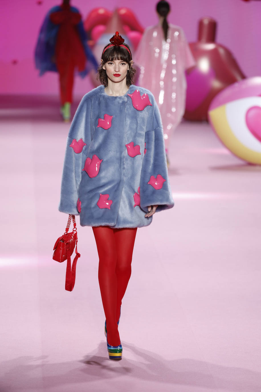 Ágatha Ruiz de la Prada Otoño/Invierno 2023/24. Los besos han sido otro de los motivos presentes en el estampado de las prendas. 