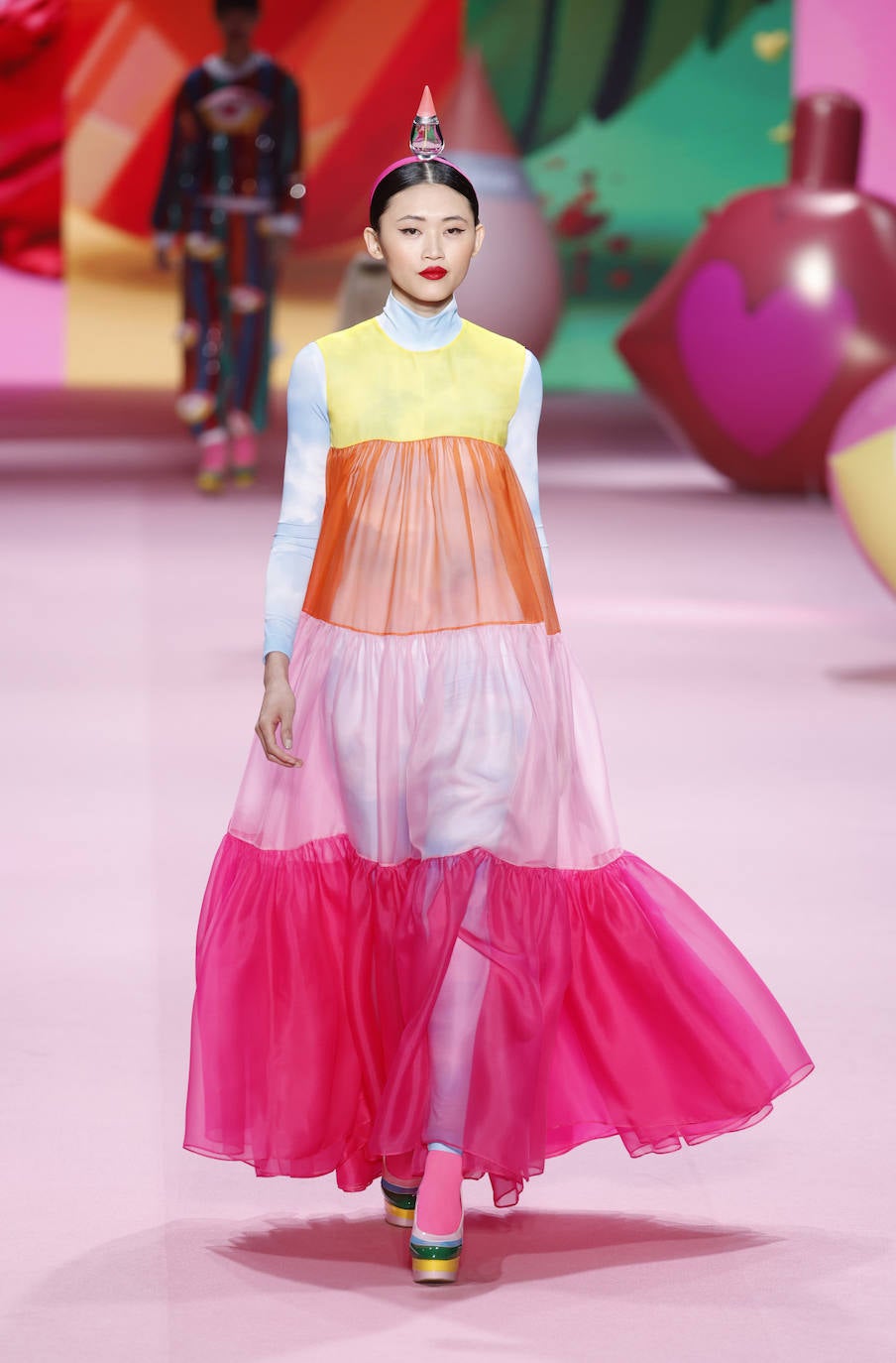 Ágatha Ruiz de la Prada Otoño/Invierno 2023/24. Los vestidos vaporosos de tul ha sido una de las propuestas de la diseñadora. 