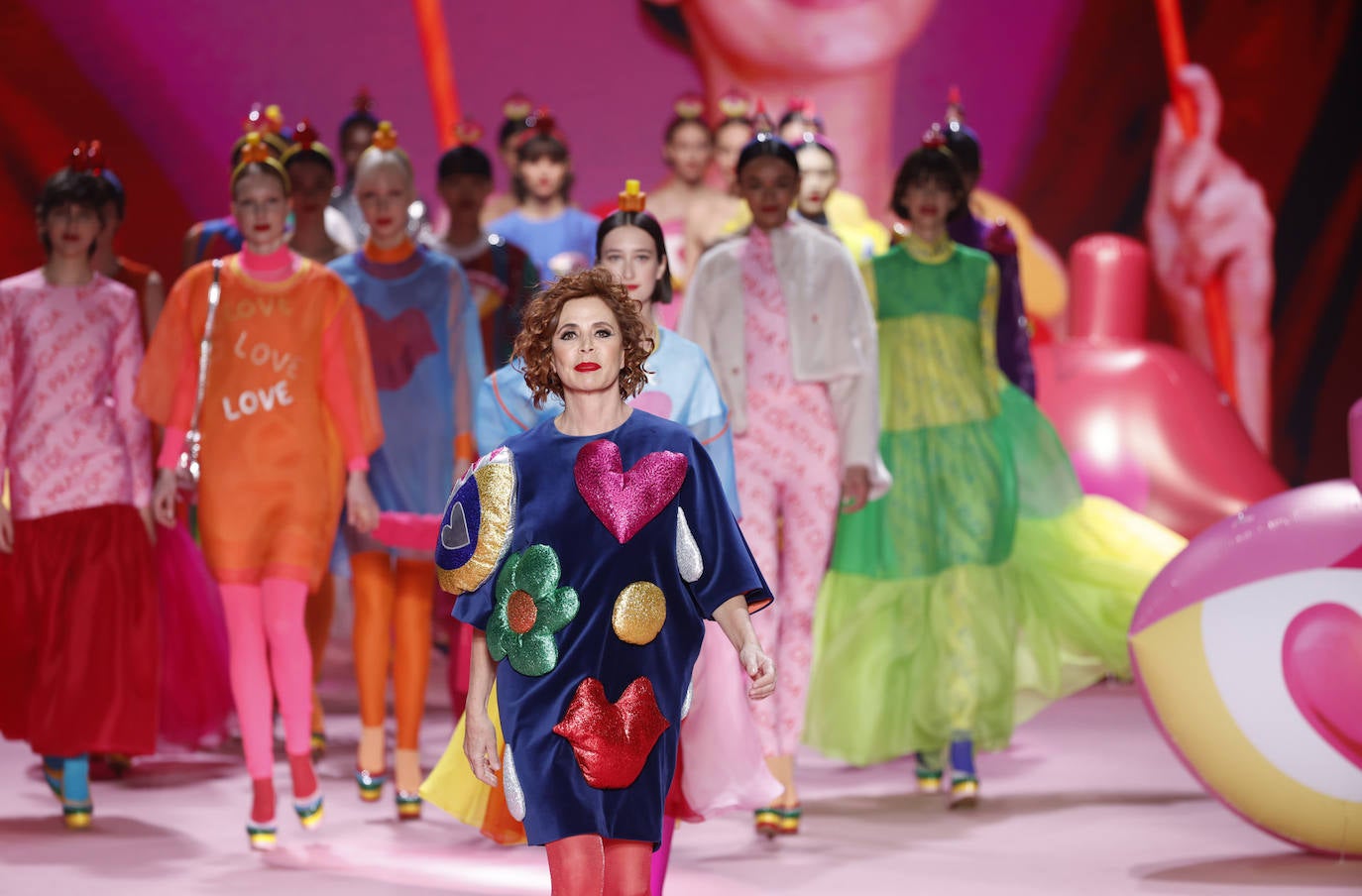 Ágatha Ruiz de la Prada Otoño/Invierno 2023/24. Al final del desfile, la diseñadora salió vestida con una de sus propuestas. 