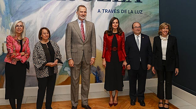 Doña Letizia con vestido negro y accesorios rojos.