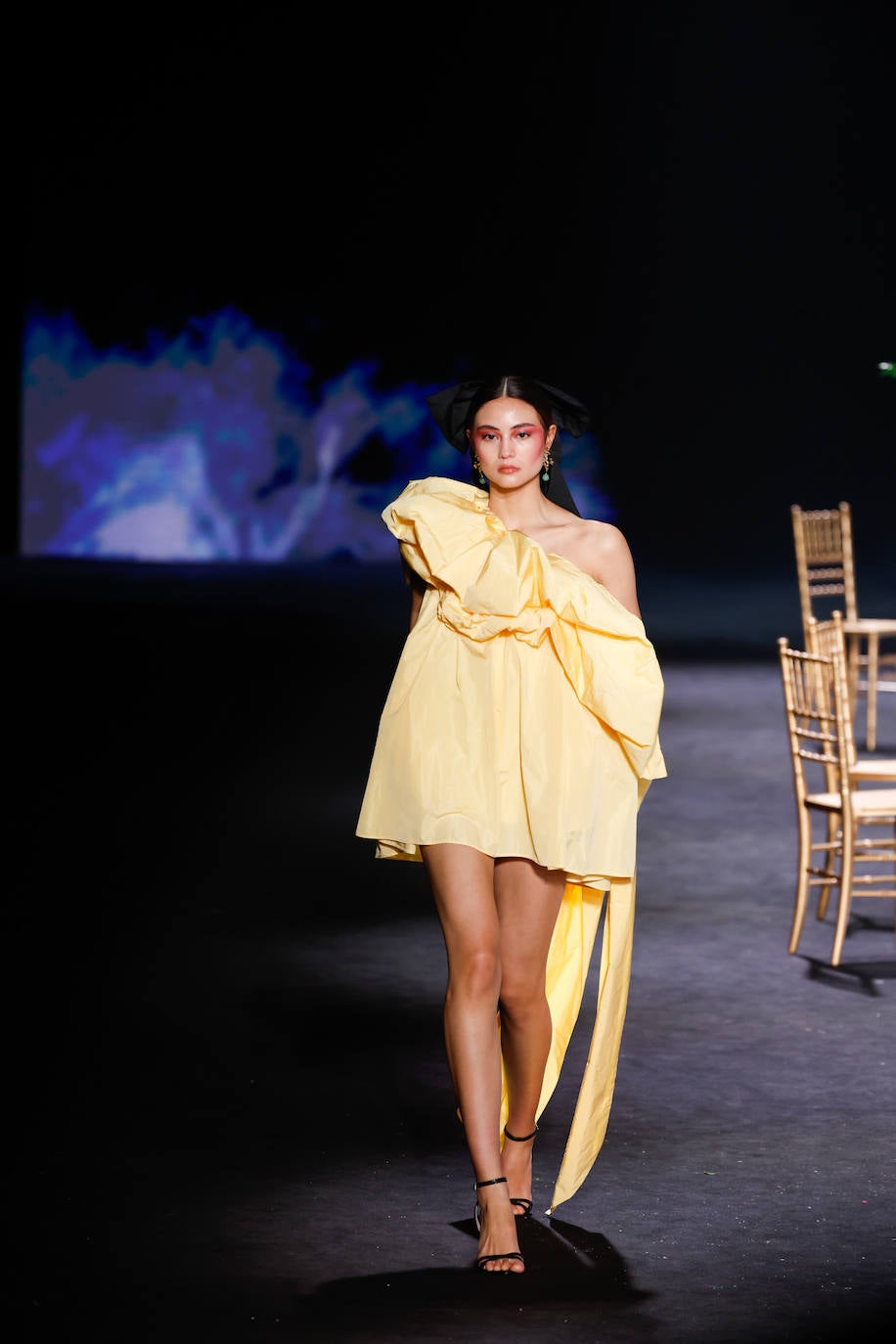 Encinar Otoño/Invierno 2023/24. Minivestido amarillo con volante en la parte superior. 