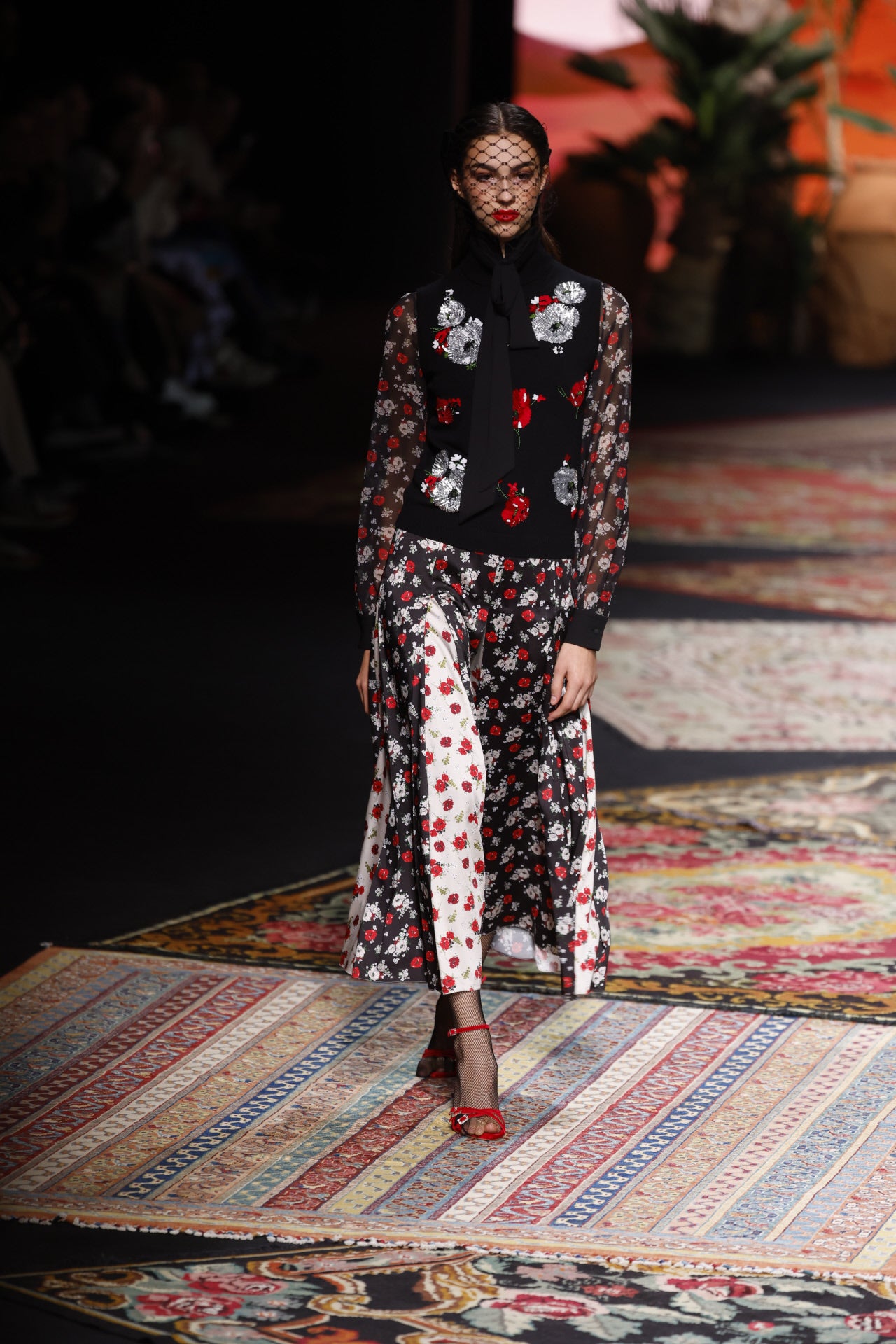 Jorge Vázquez Otoño/Invierno 2023/24. Los colores negro, rojo y blanco son los predominantes en el desfile del español.