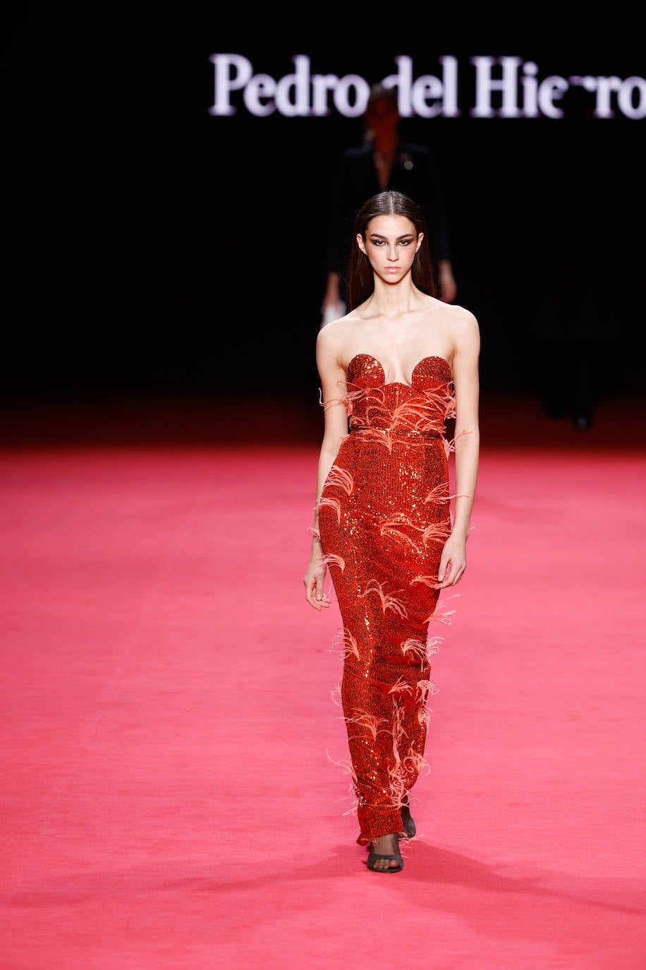 El escote corazón, el palabra de honor y los cuellos altos fueron los que mayor presencia tuvieron en el desfile