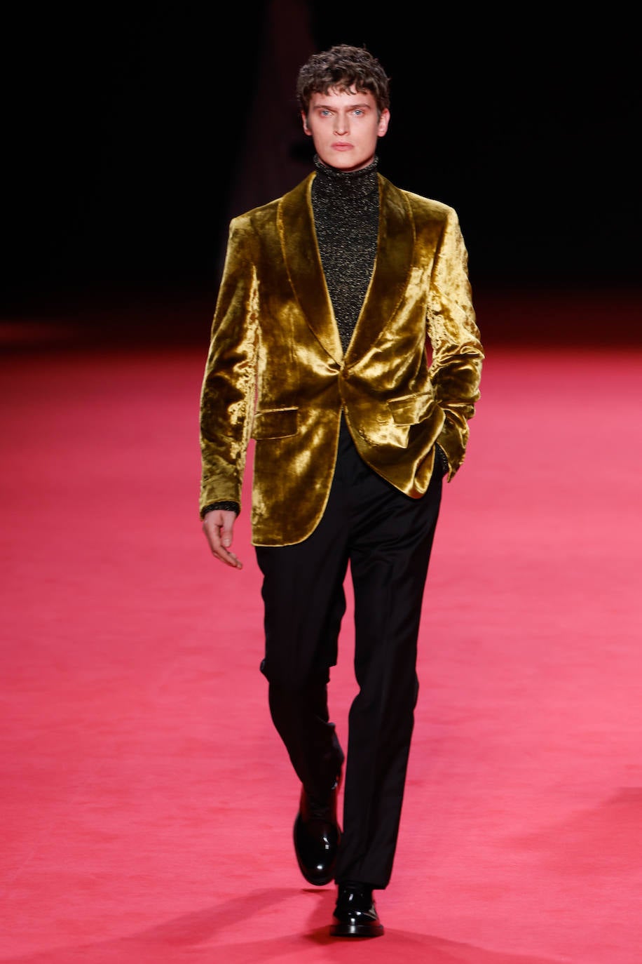 Los tejidos brillantes  y el terciopelo también estuvieron presentes entres las prendas masculinas